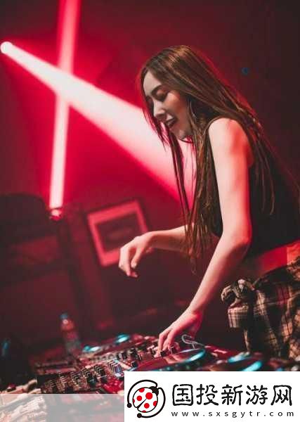 dj一個女的嗯嗯的叫什么：1.-＂DJ舞池中的她：節(jié)奏與性感的完美結(jié)合